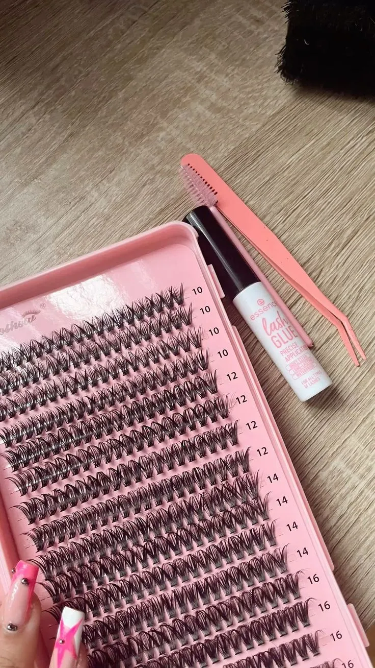 Faux cils individuels et pince applicateur