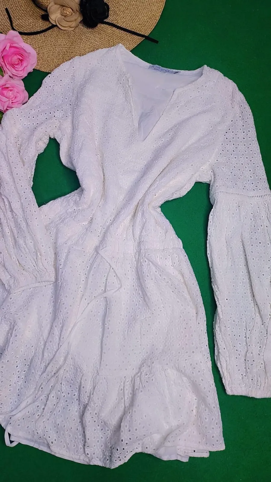 Robe blanche ajourée manches longues 2