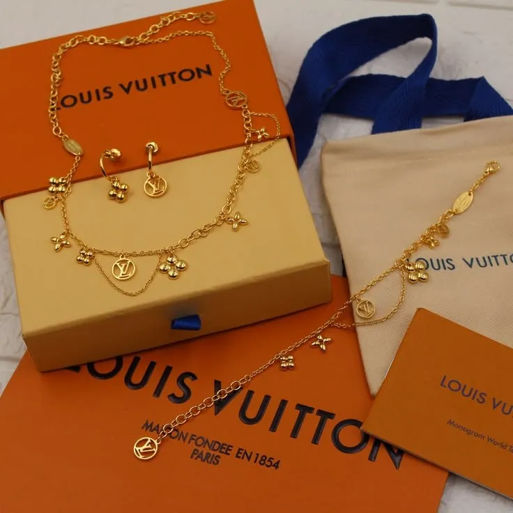 Bracelet Louis Vuitton chaîne dorée strass 3