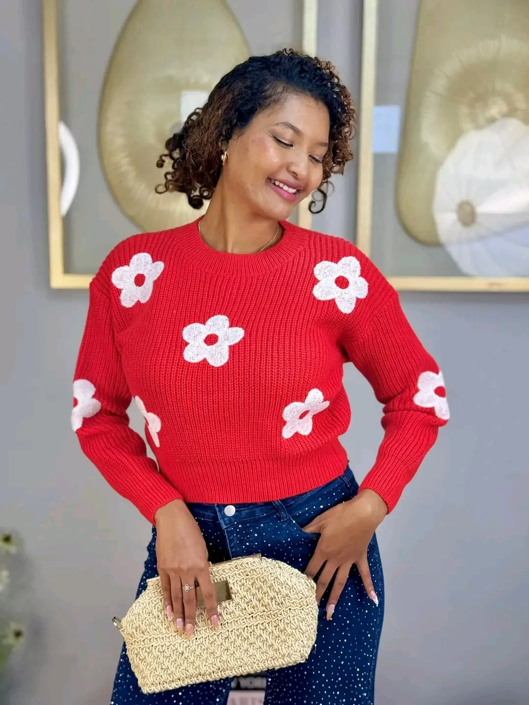 Pull rouge à fleurs blanches motif fleuri 2