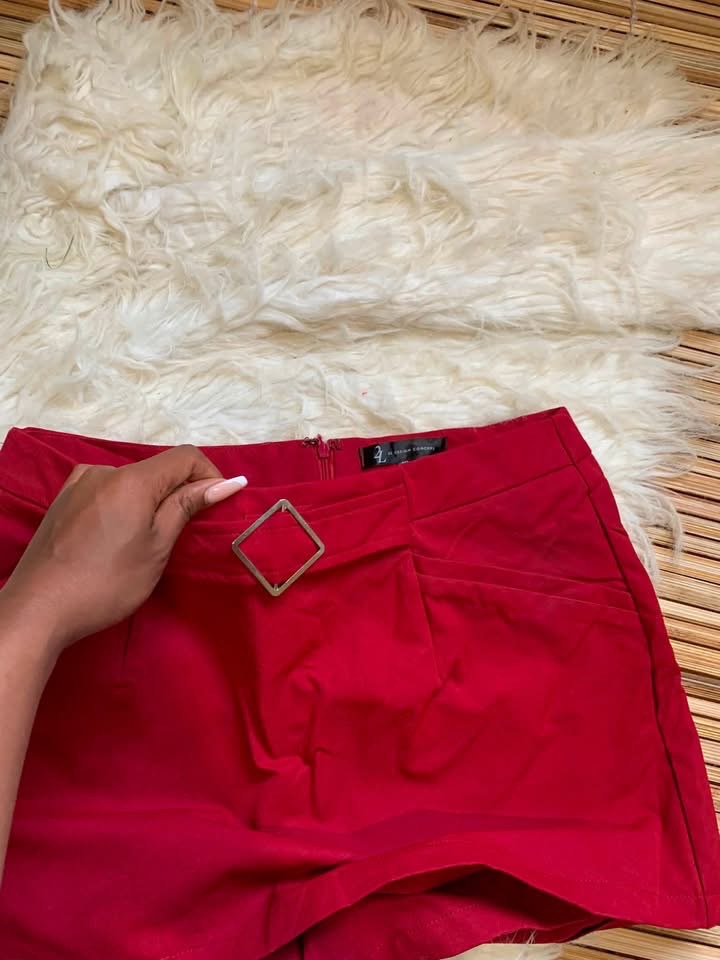Short rouge avec boucle dorée 3