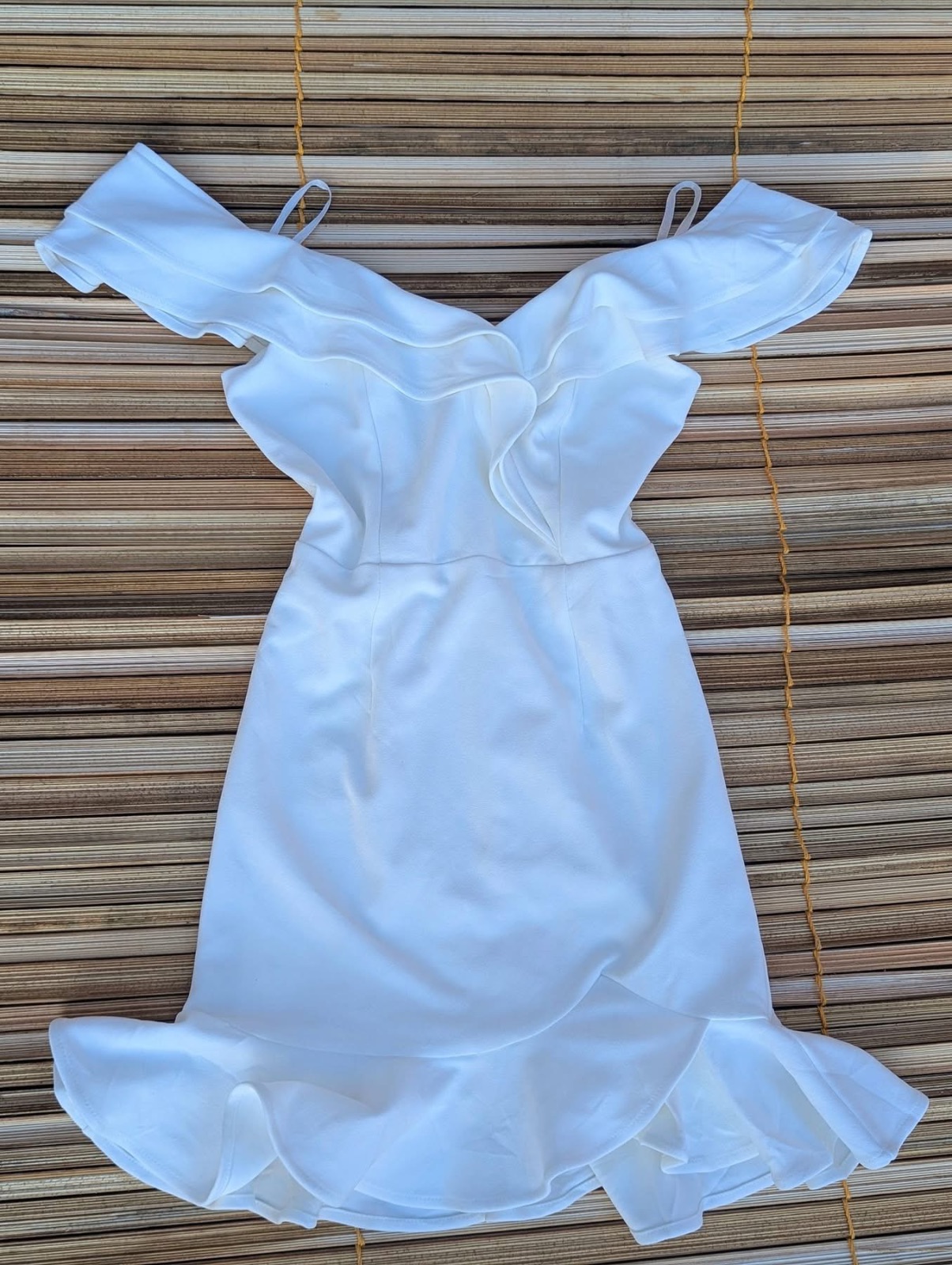 Robe blanche épaules dénudées volants 3