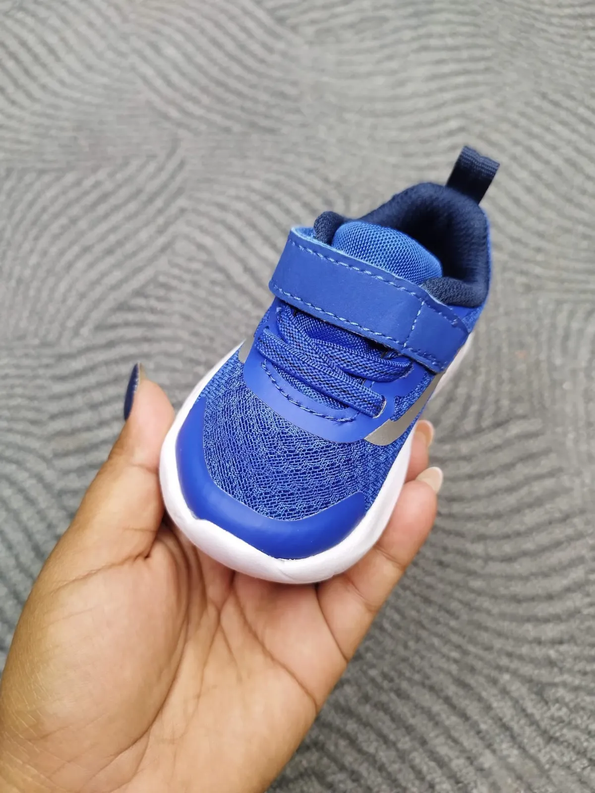 Chaussure enfant bleu et blanc à velcro