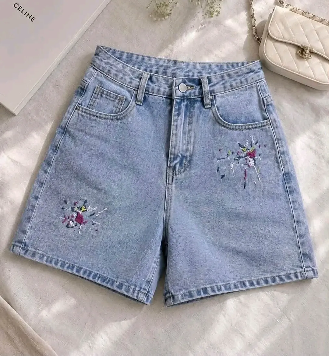 Short en denim bleu broderies florales