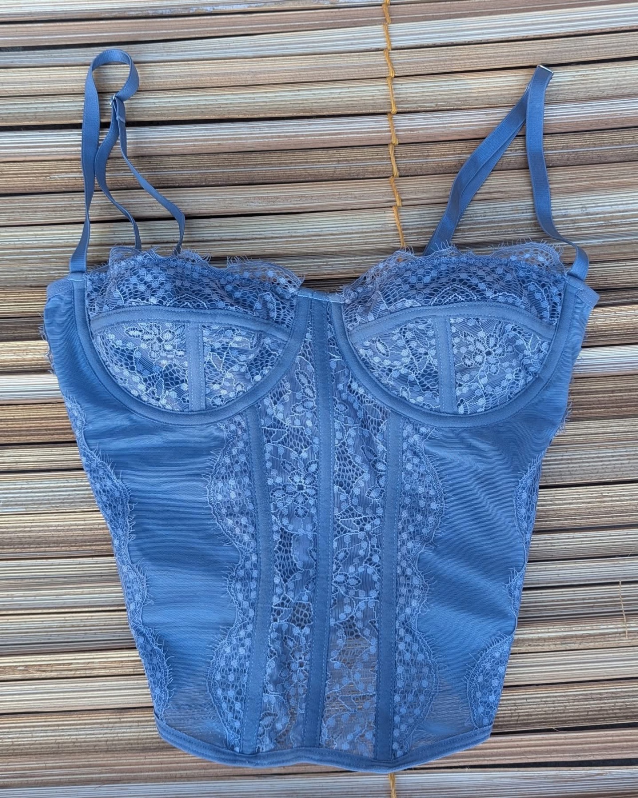 Bustier bleu dentelle et résille 3