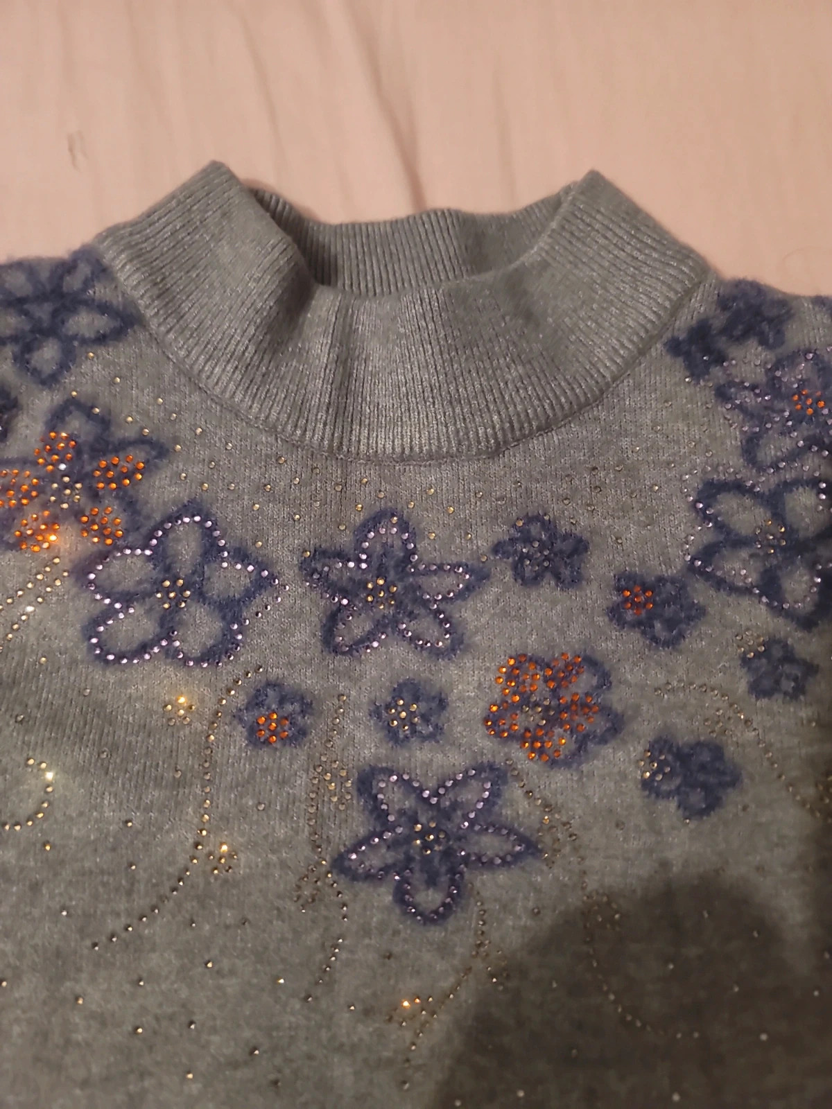 Pull gris col montant brodé fleurs violettes & strass – taille L / 40 / 12 3