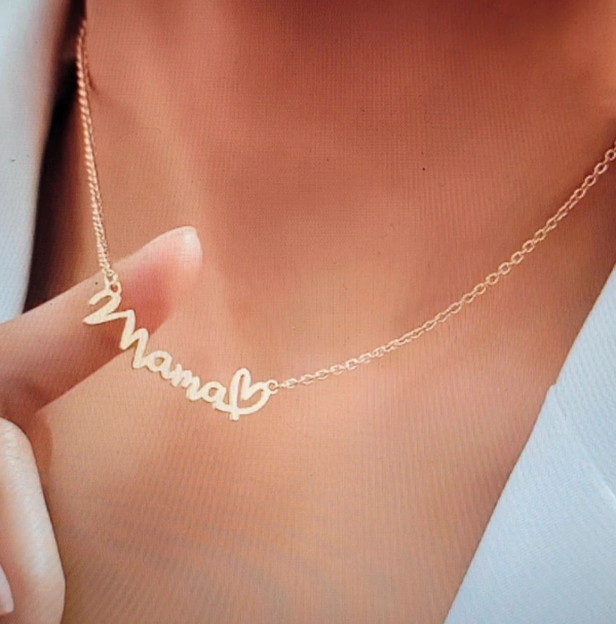 Collier doré "Mama" avec cœur 2