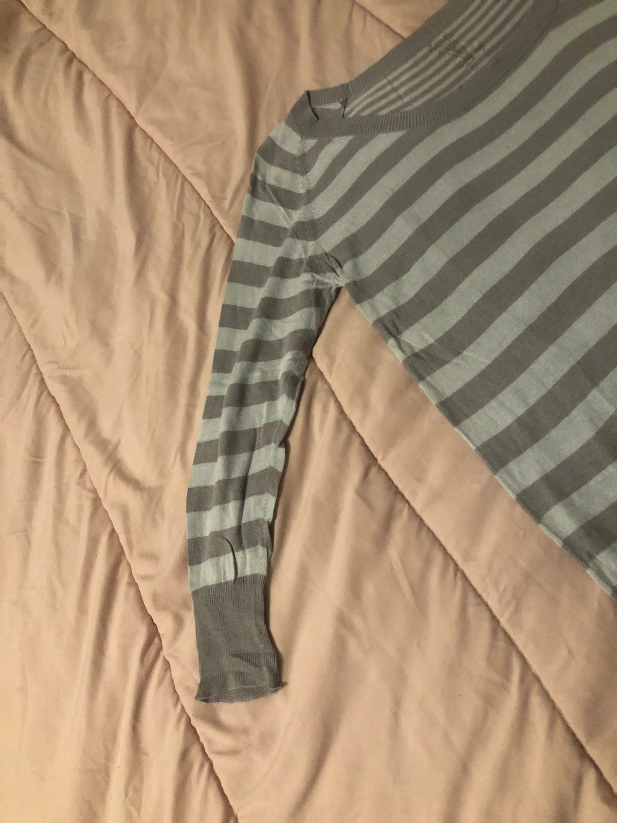 Pull fin rayé gris et blanc cassé avec poches avant – Autre Ton – taille XXXS / 30 / 2 3