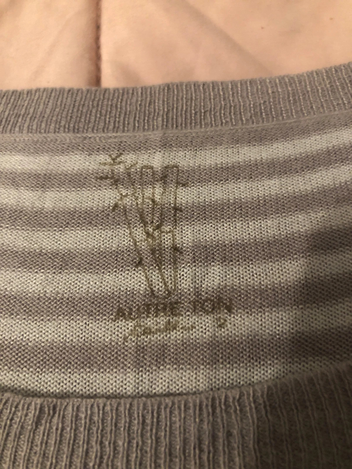 Pull fin rayé gris et blanc cassé avec poches avant – Autre Ton – taille XXXS / 30 / 2 4