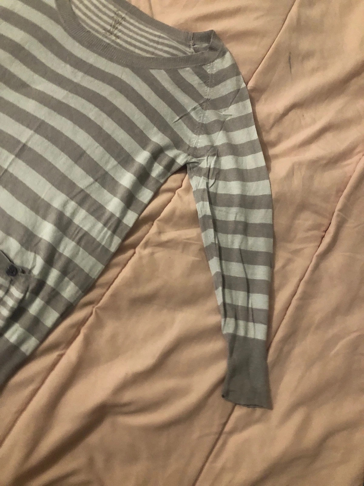 Pull fin rayé gris et blanc cassé avec poches avant – Autre Ton – taille XXXS / 30 / 2 5