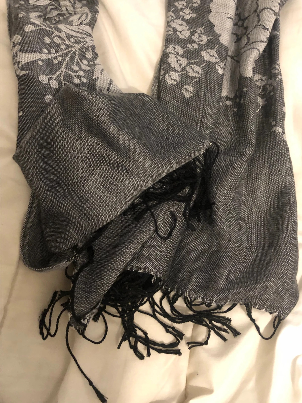 Grand châle / Écharpe style Pashmina – Gris & motifs floraux foncés – La Maison du Jersey 3