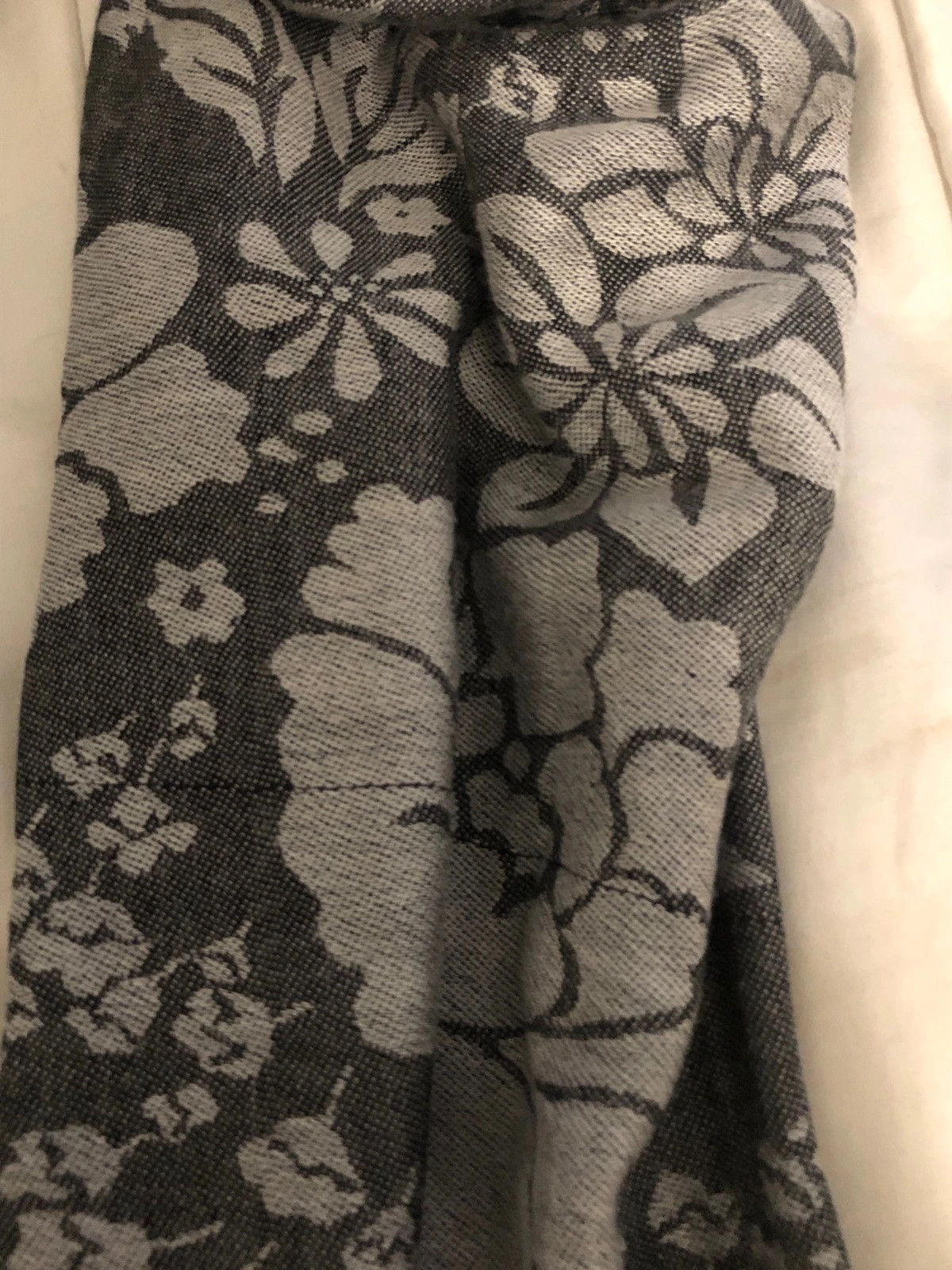 Grand châle / Écharpe style Pashmina – Gris & motifs floraux foncés – La Maison du Jersey 4