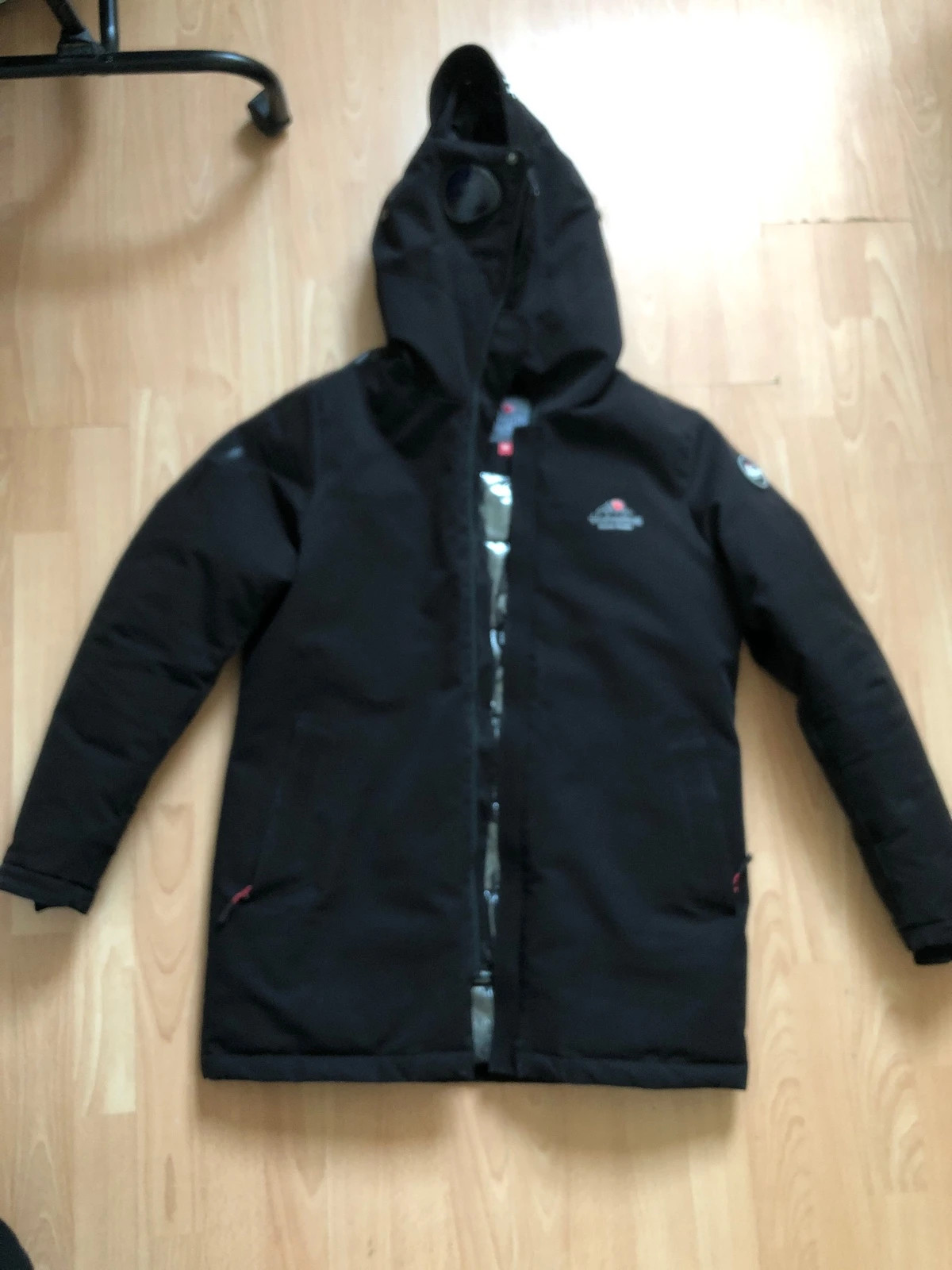 Doudoune / Parka Helvetica noire avec lunettes intégrées à la capuche – Helvetica – taille M 2