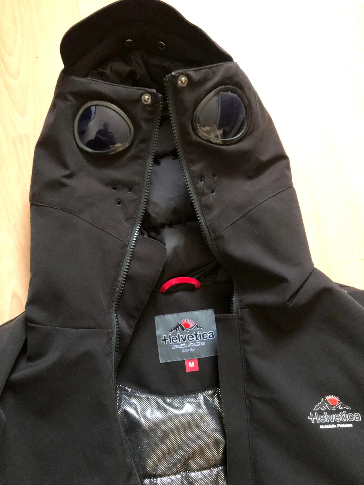 Doudoune / Parka Helvetica noire avec lunettes intégrées à la capuche – Helvetica – taille M 3