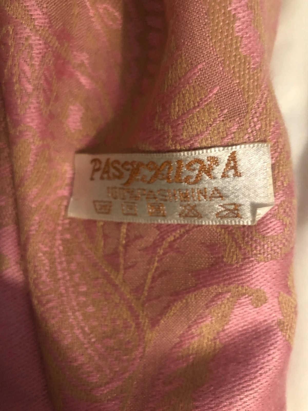 Grand châle / Écharpe style Pashmina – Rose satiné & motifs dorés. – Pashmina 3