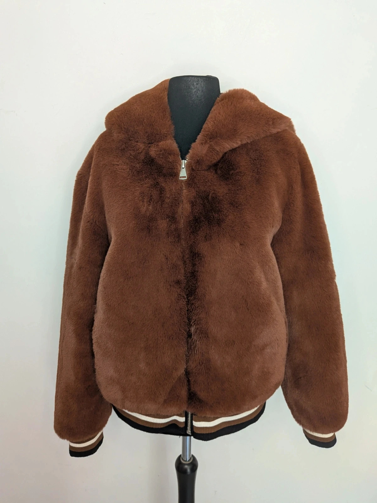 Blouson zippé en fausse fourrure