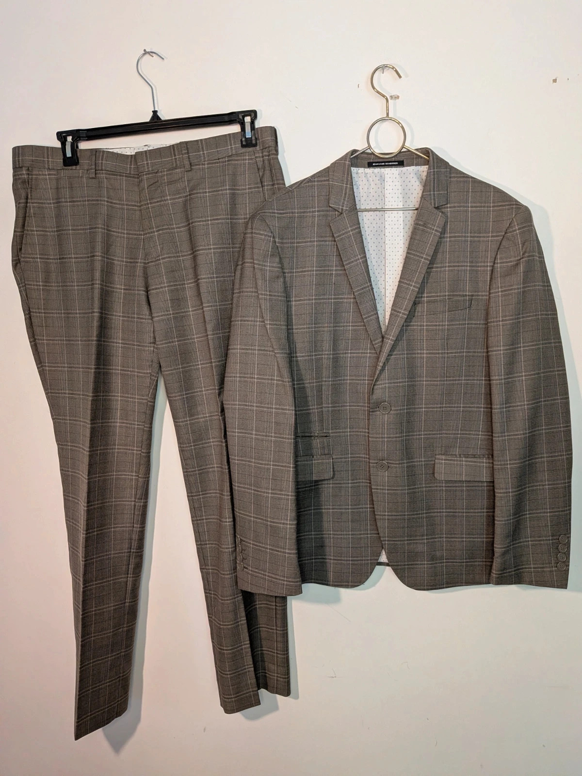Costume à carreaux