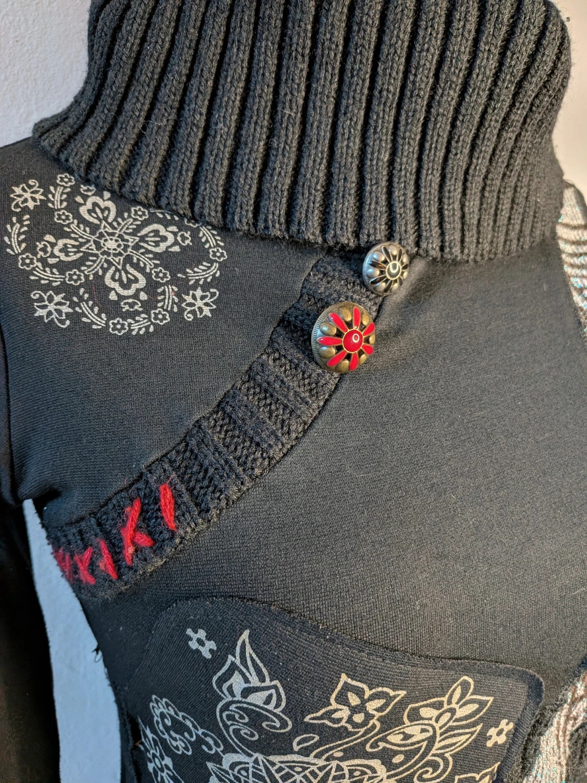 Robe à motifs et col roulé
