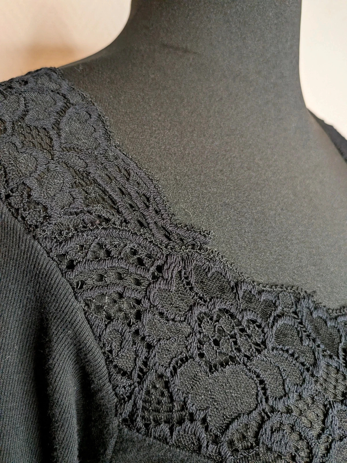 Sweat dentelle noir – taille L / 40 / 12 4