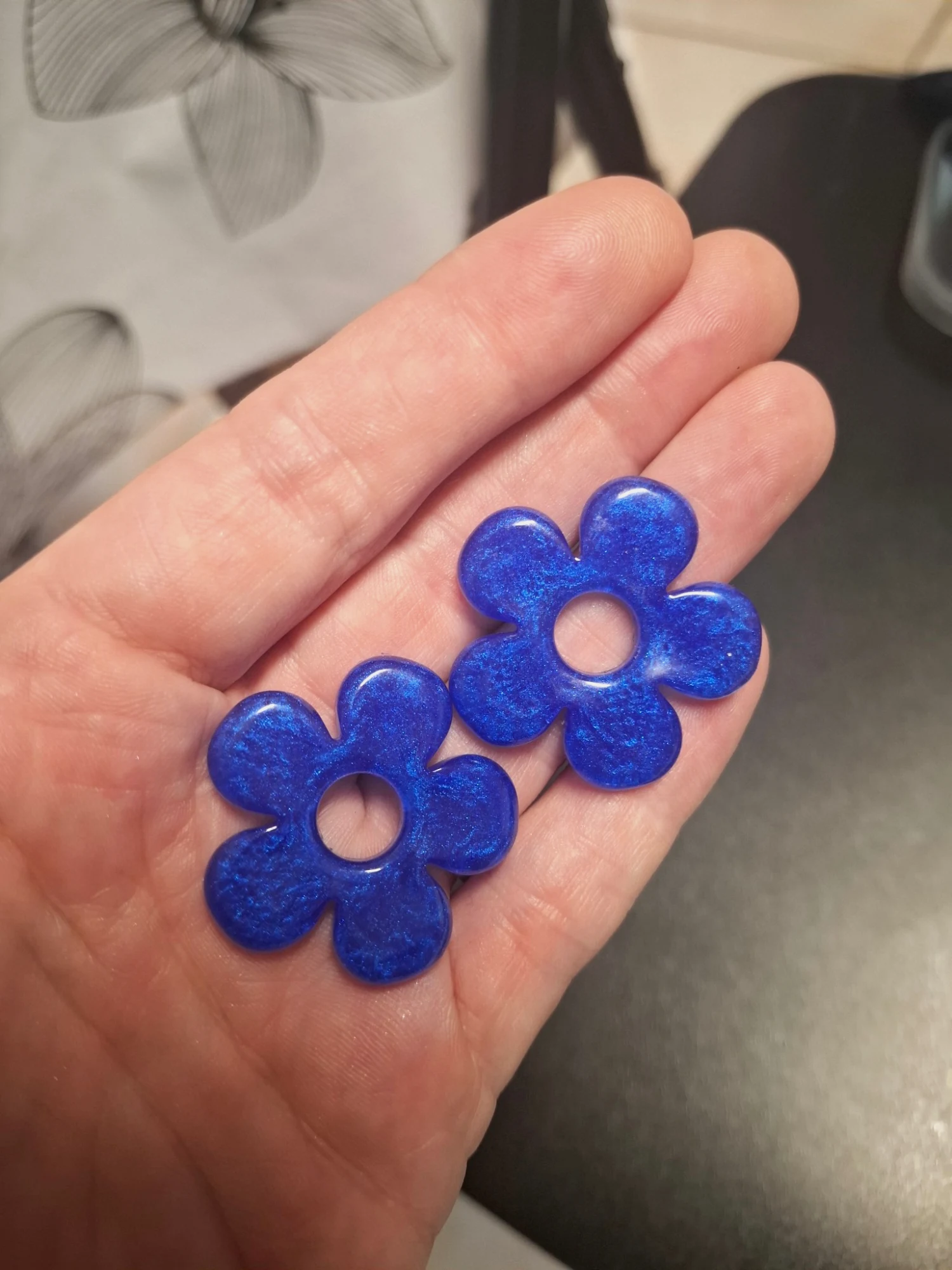 Boucle d’oreille fleurs bleu roi nacré