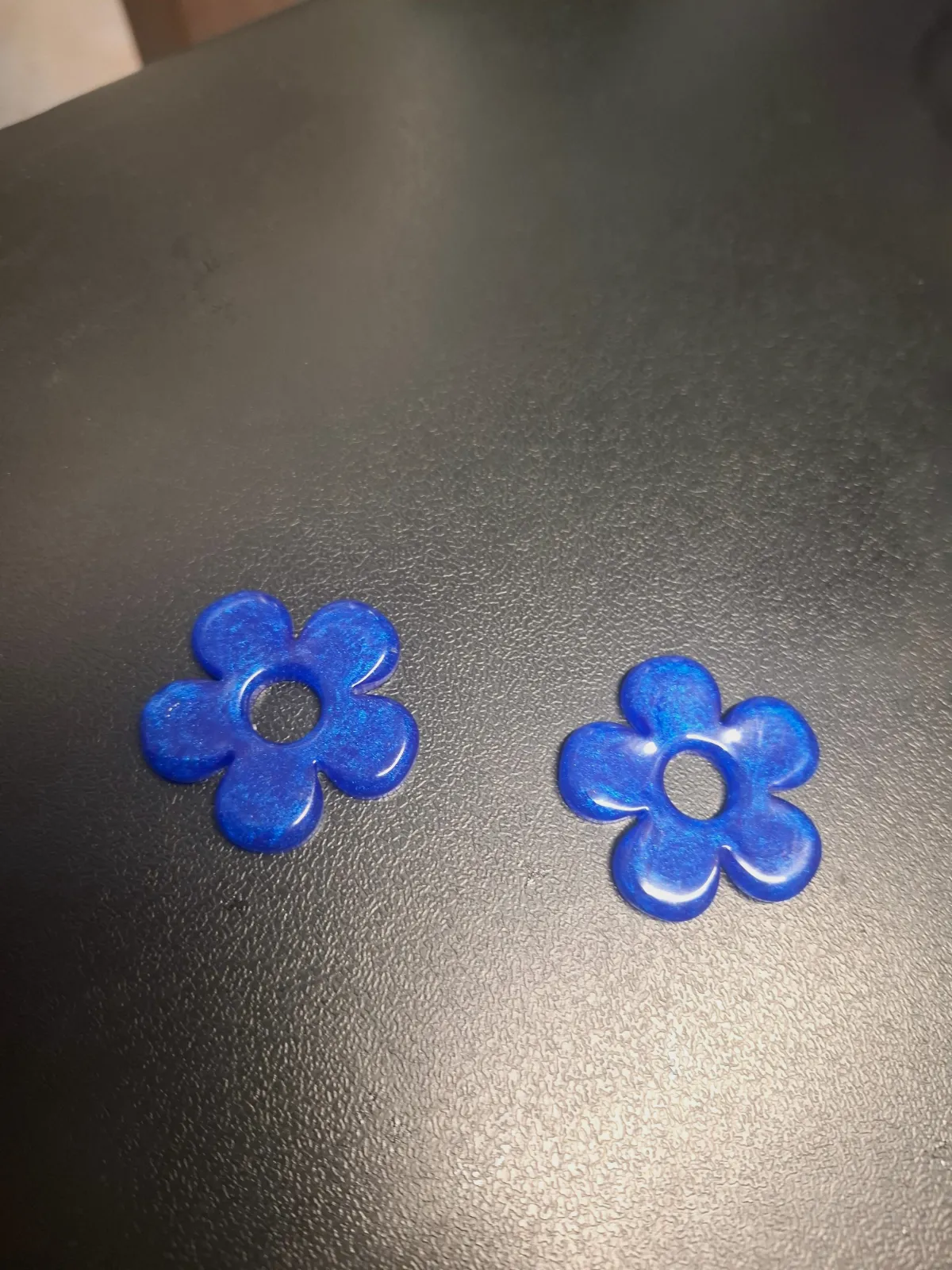 Boucle d’oreille fleurs bleu roi nacré – Autre 2