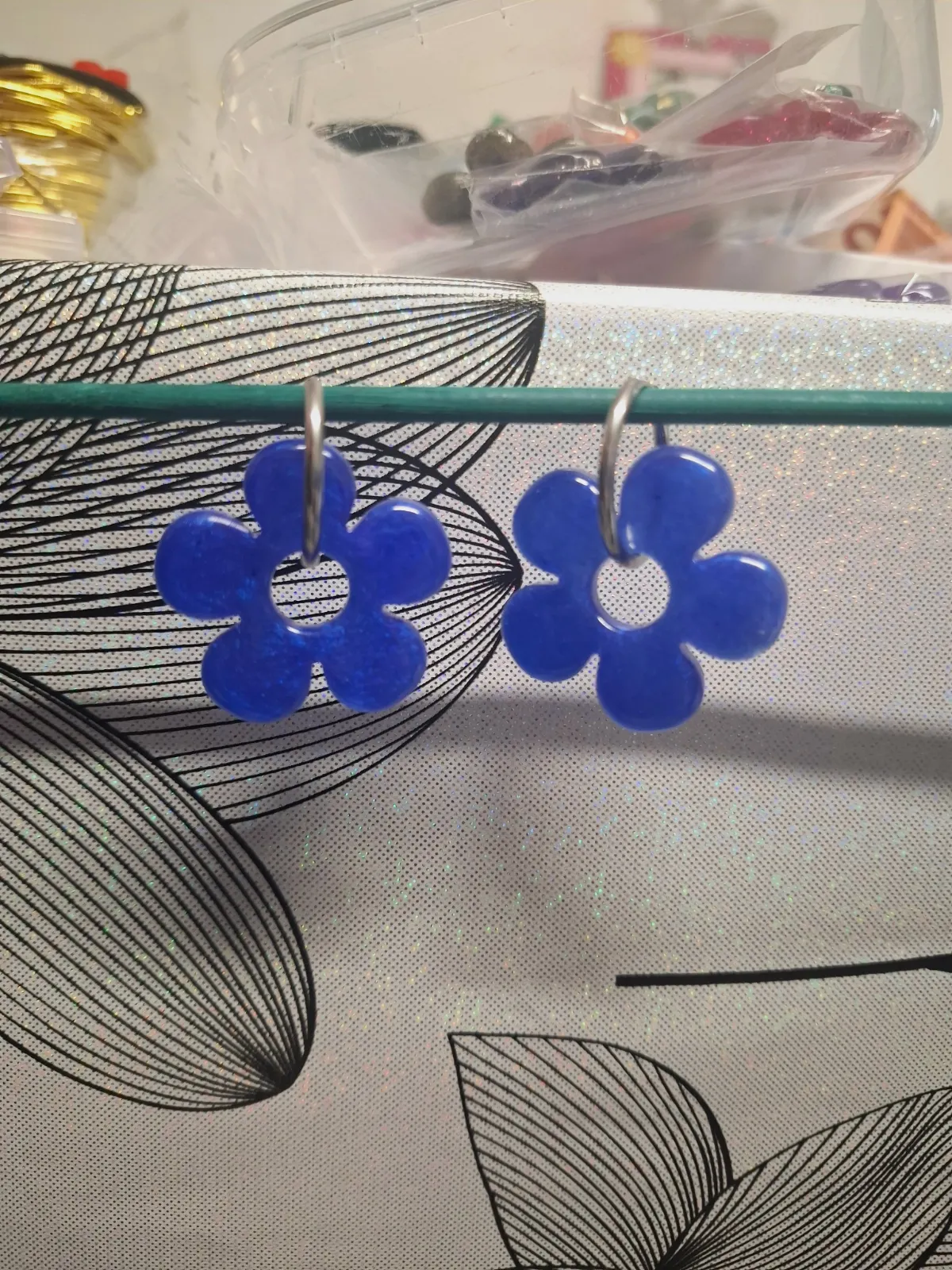 Boucle d’oreille fleurs bleu roi nacré – Autre 3