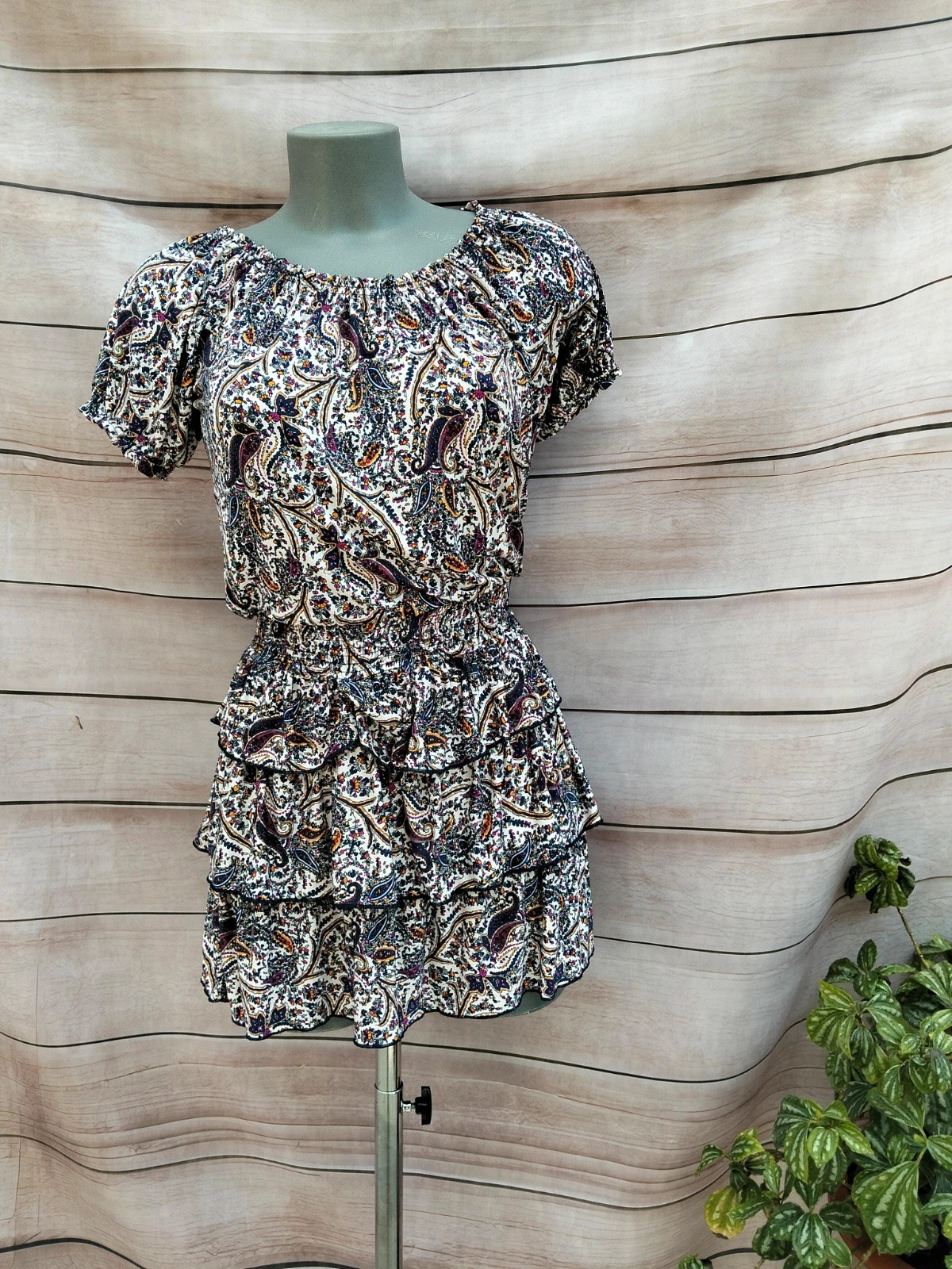 Vestido corto estampado paisley con volantes 💜