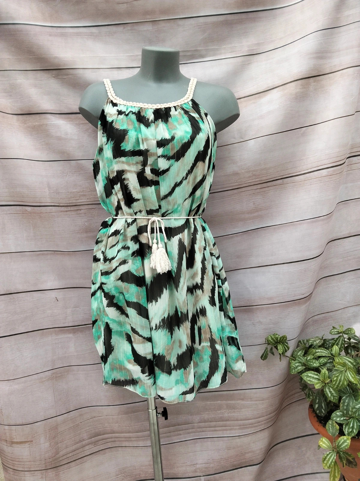 Vestido corto estampado verde y negro con detalle trenzado 💜
