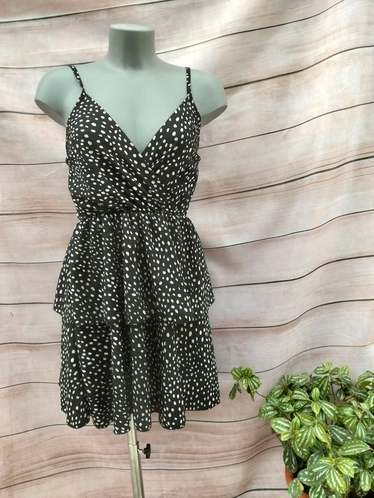 Vestido corto negro con estampado de lunares blancos y volantes 💜 – La Boutique – taille M / 38 / 10