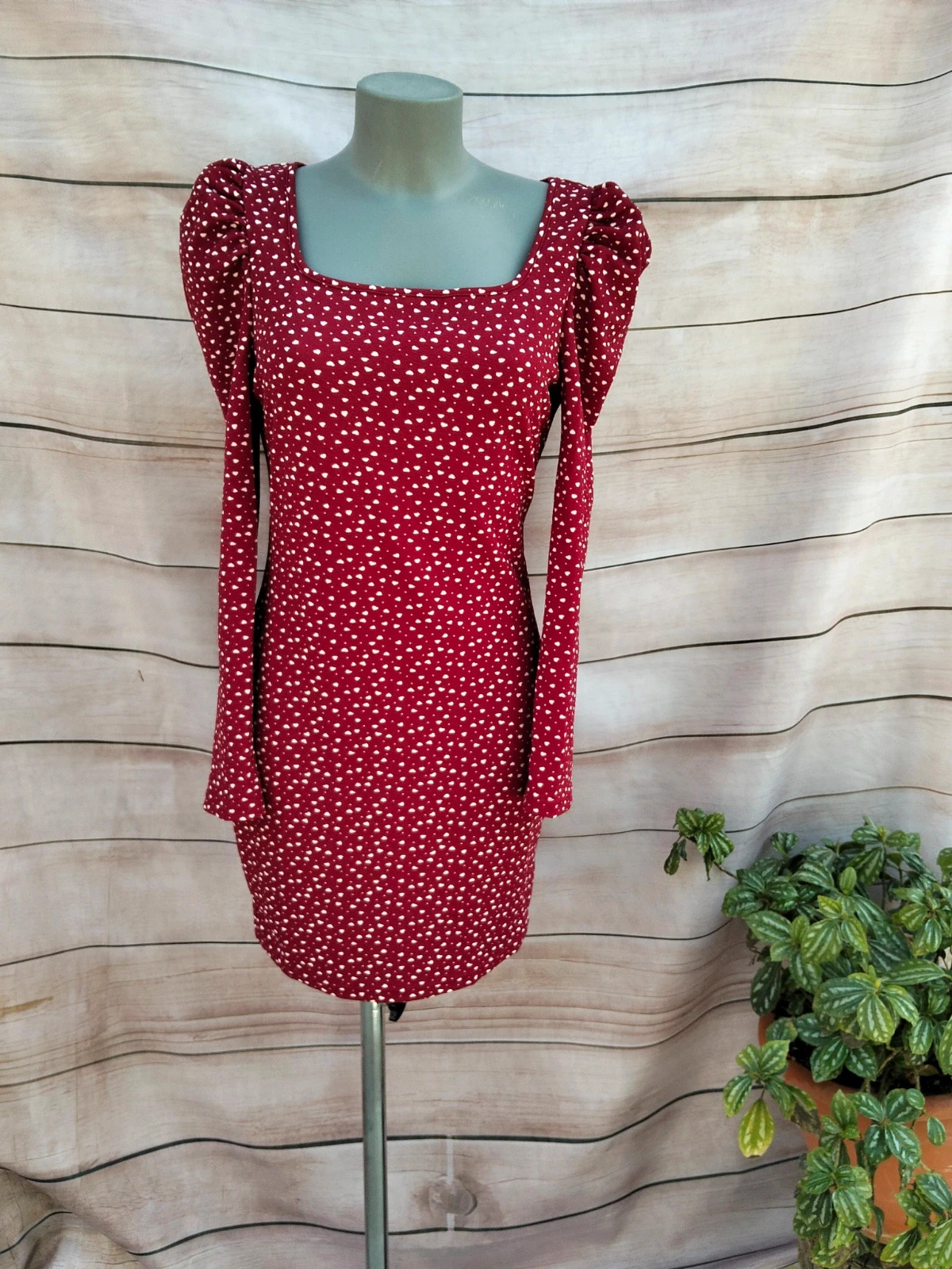 Vestido corto rojo con estampado de corazones blancos y mangas abullonadas 💜