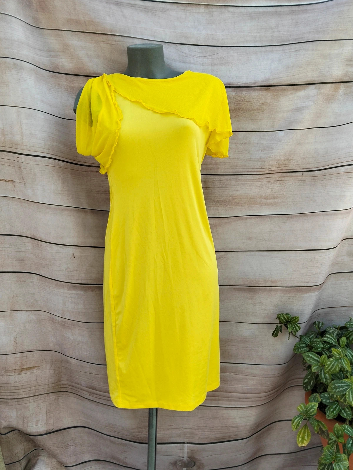 Vestido amarillo con capa💜 – La Boutique – taille M / 38 / 10