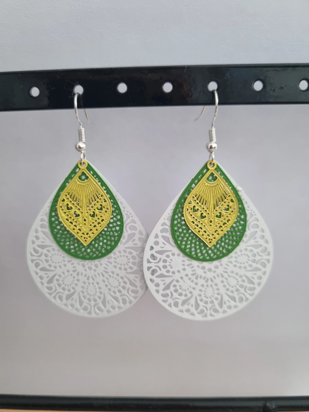 Boucles d'oreilles blanches jaunes et vertes
