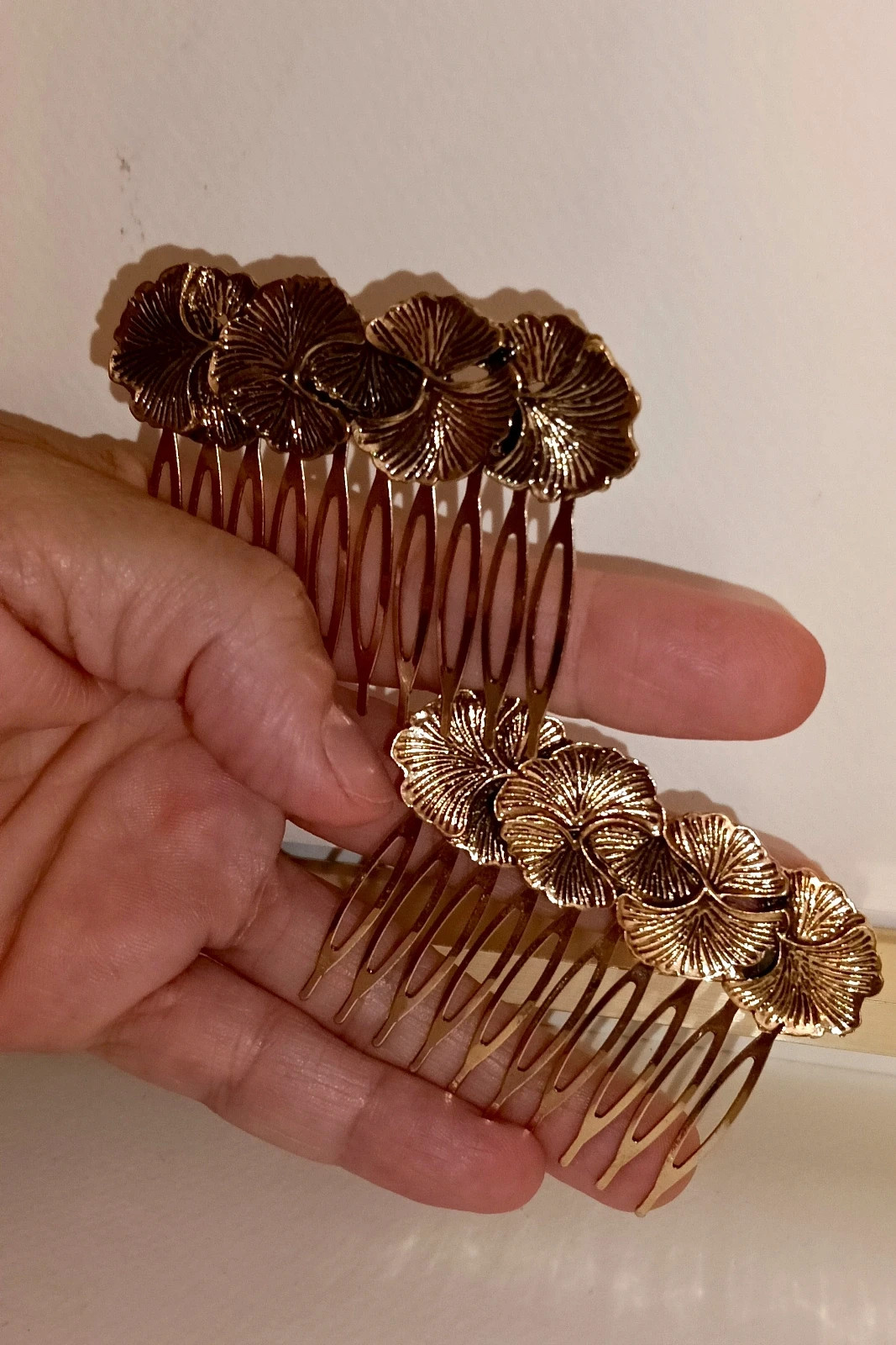 Juego de dos peinetas doradas para el cabello 3