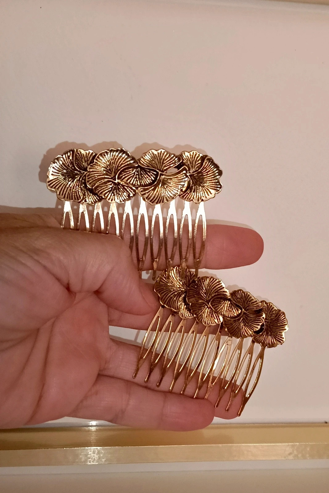 Juego de dos peinetas doradas para el cabello 4