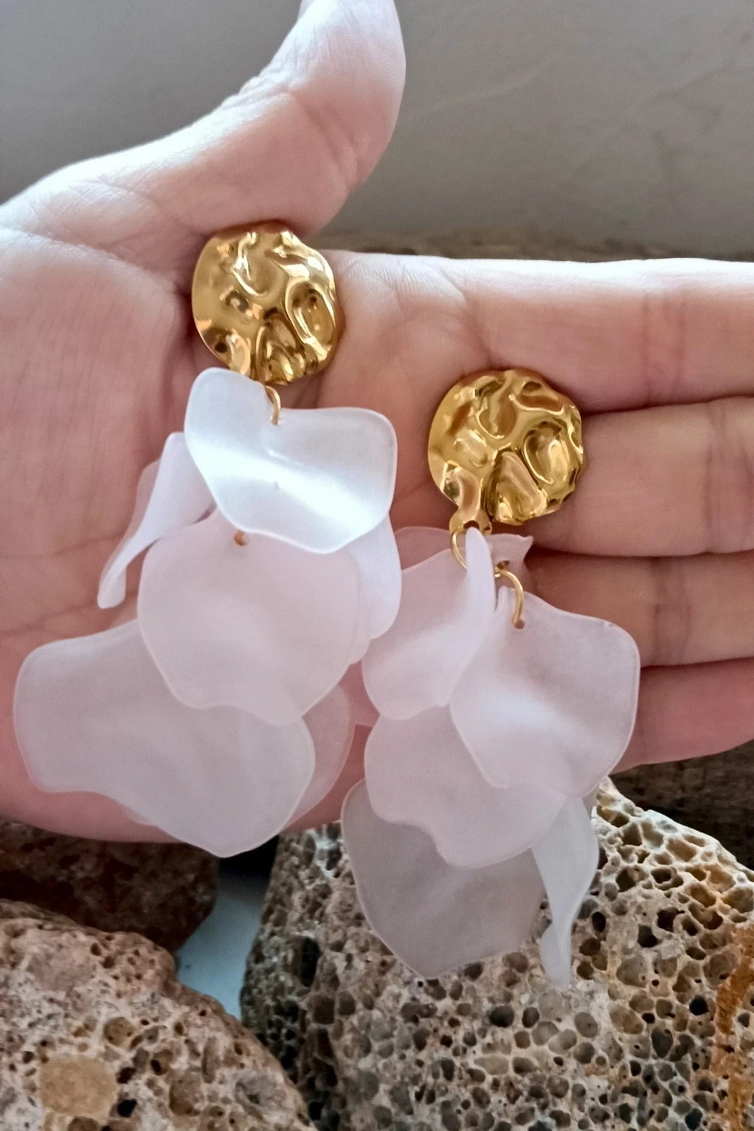 Pendientes largos pétalos rosa y dorados 8 cm / Boucles d'oreilles longues pétales rose et doré 8 cm – No Label