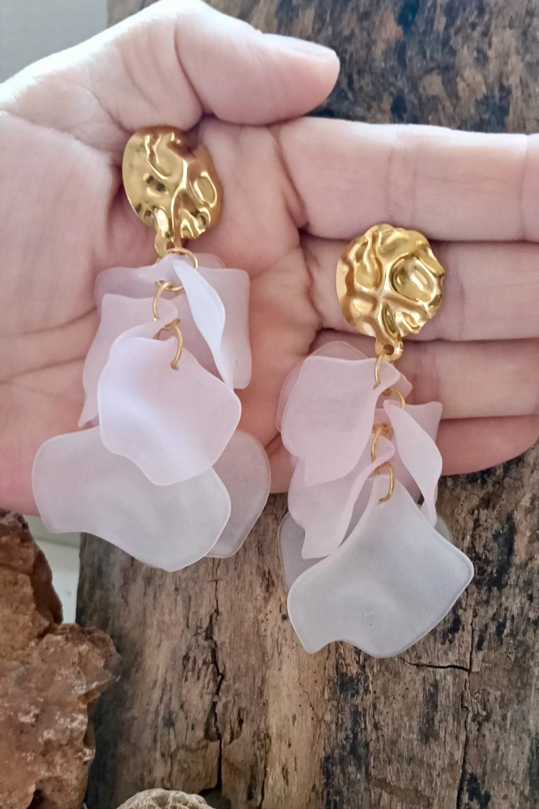 Pendientes largos pétalos rosa y dorados 8 cm / Boucles d'oreilles longues pétales rose et doré 8 cm – No Label 4