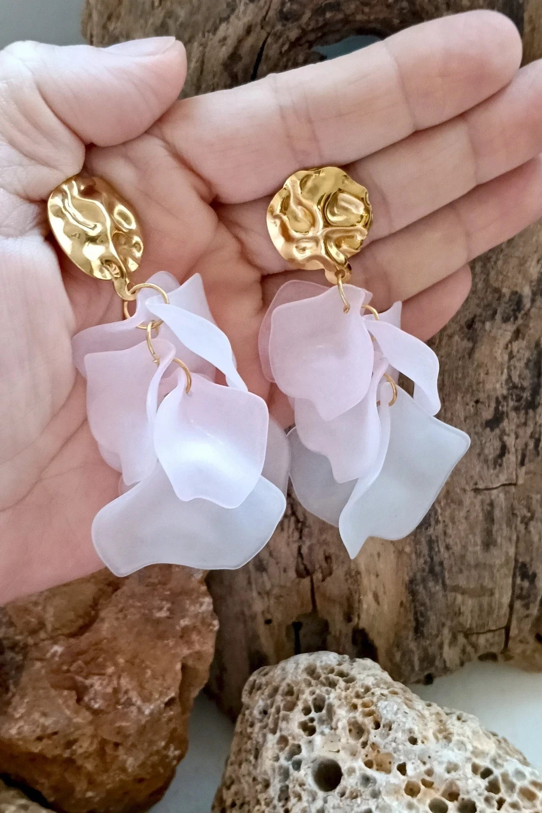 Pendientes largos pétalos rosa y dorados 8 cm / Boucles d'oreilles longues pétales rose et doré 8 cm – No Label 5