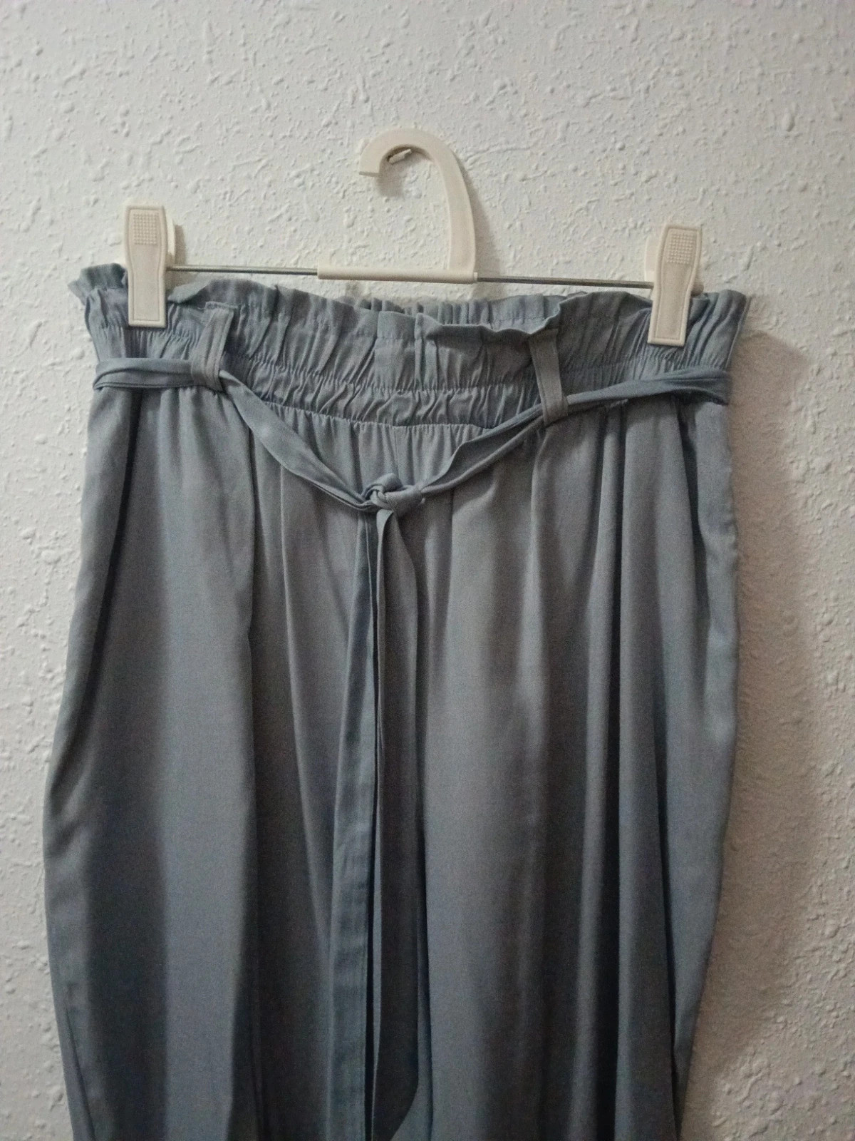 Pantalón Fluido Gris Satinado.Cintura Paperbag y Cinturón – taille Taille unique 4