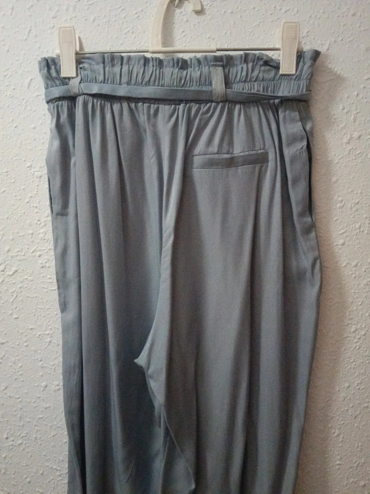 Pantalón Fluido Gris Satinado.Cintura Paperbag y Cinturón – taille Taille unique 3