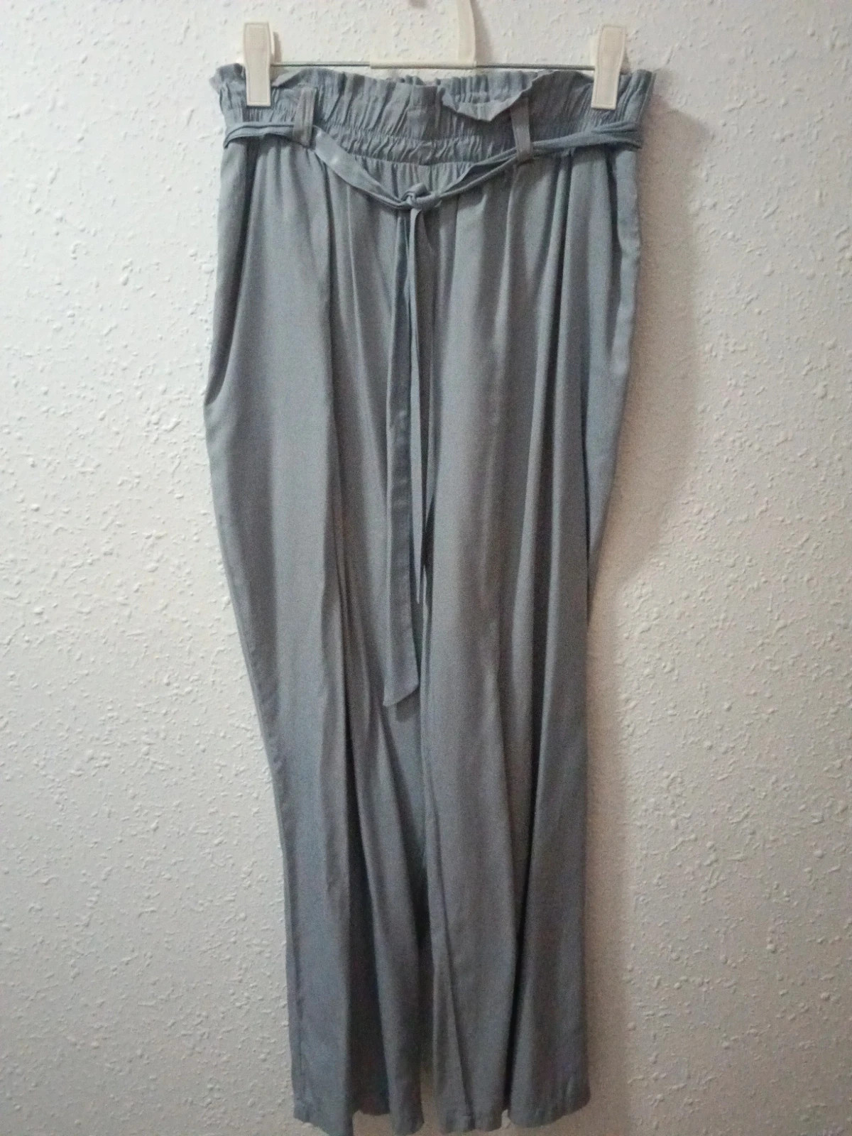 Pantalón Fluido Gris Satinado.Cintura Paperbag y Cinturón – taille Taille unique 2