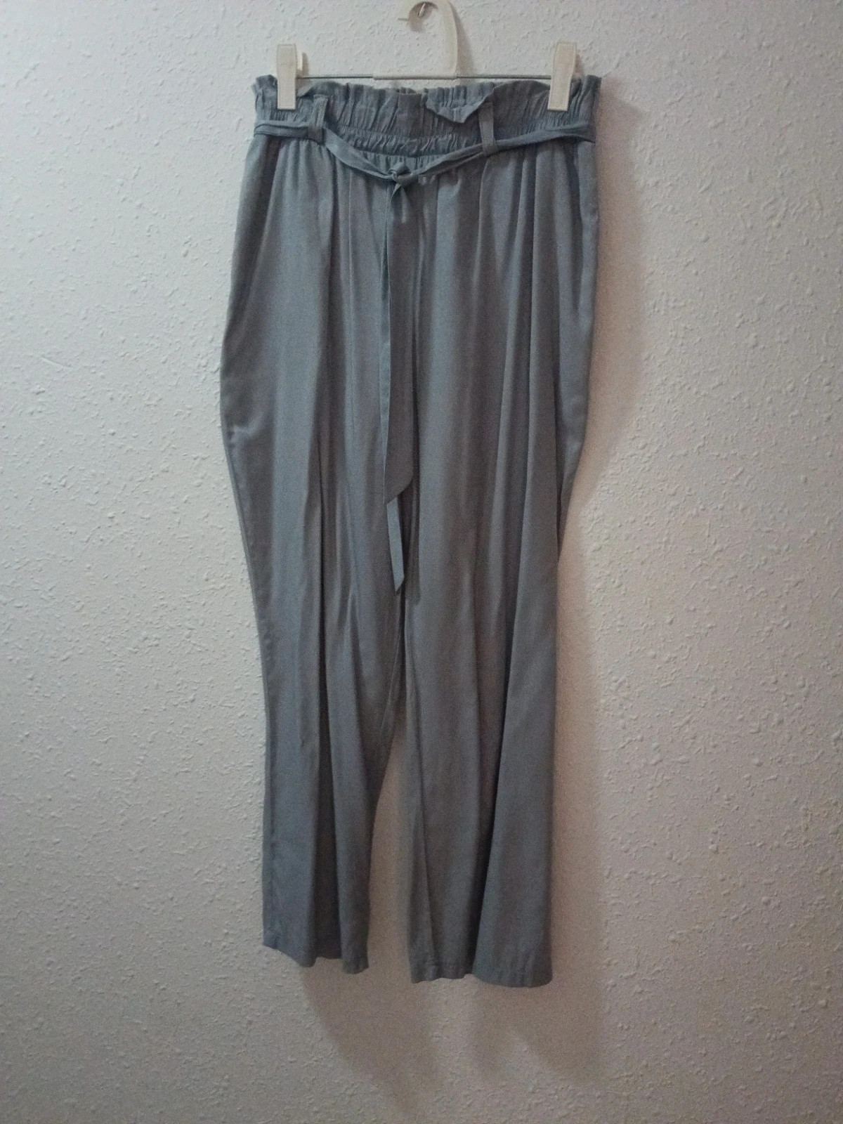 Pantalón Fluido Gris Satinado.Cintura Paperbag y Cinturón – taille Taille unique