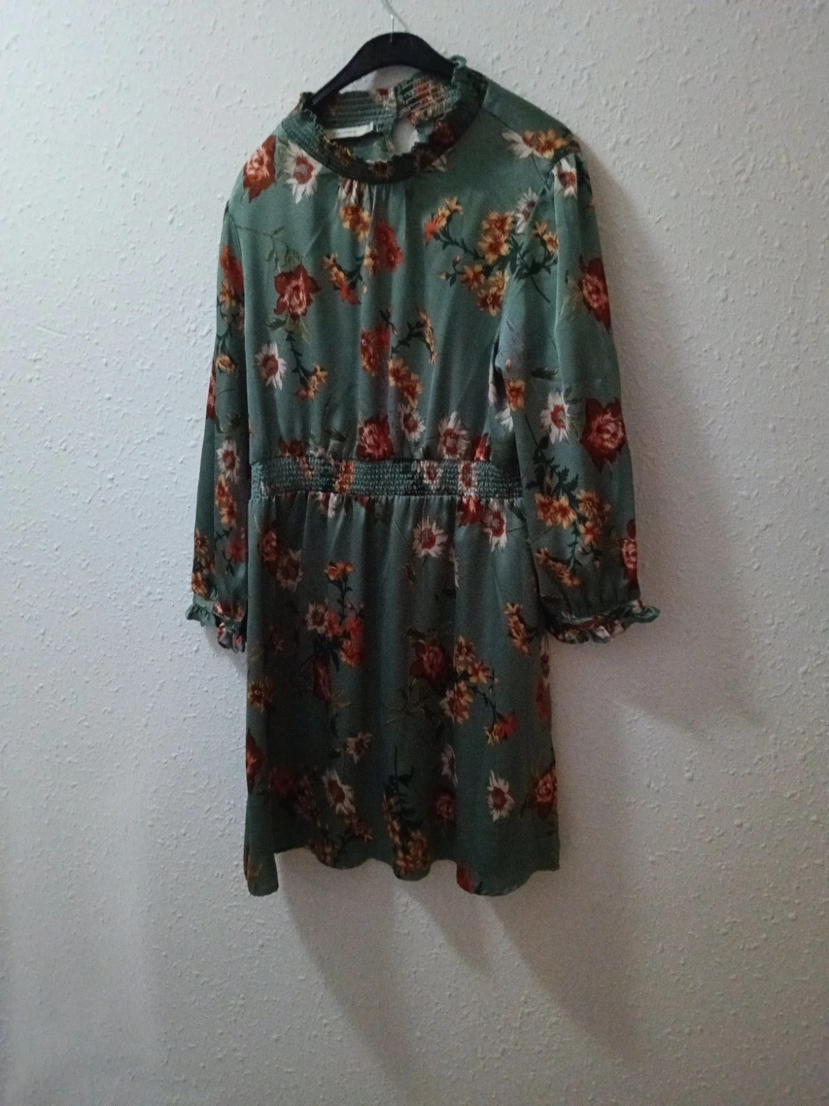 Vestido raso floral. Similar al de ZARA