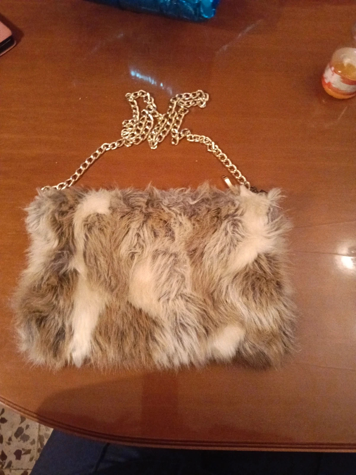 Bolso pelo marrón y blanco