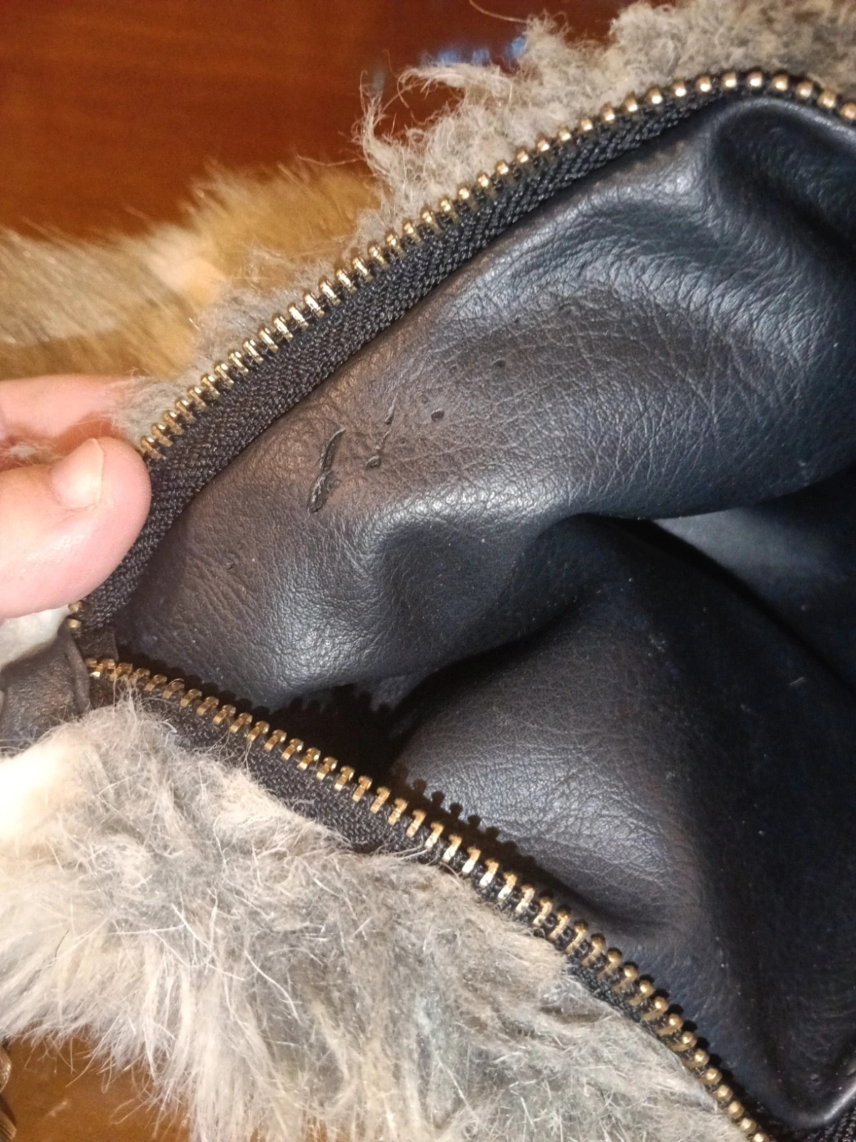 Bolso pelo marrón y blanco 4