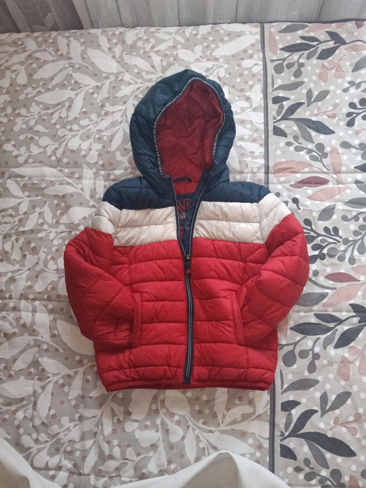Abrigo acolchado niño con capucha