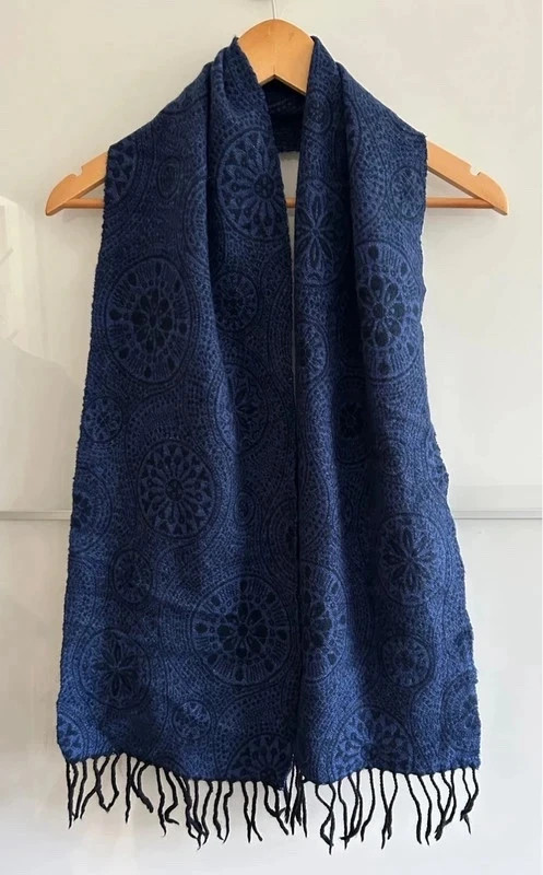 Écharpe Louis Féraud cachemire bleu marine – Louis Féraud 2