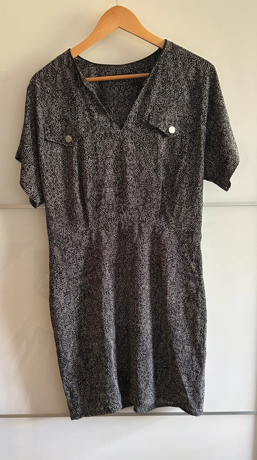 Robe IKKS T38 chic cintrée fluide noire & blanche poches poitrine