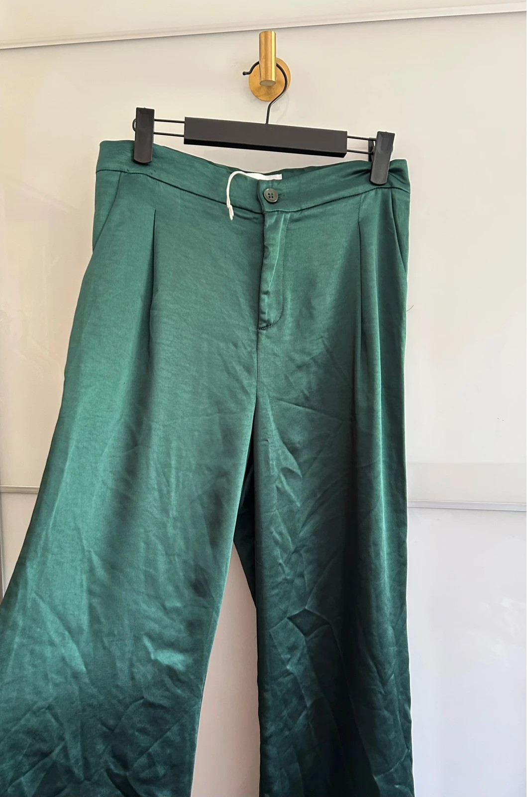 Pantalon satin kaki émeraude jambe large fluide chic tendance luxe Charlior T.M – charlior – taille M / 38 / 10 2