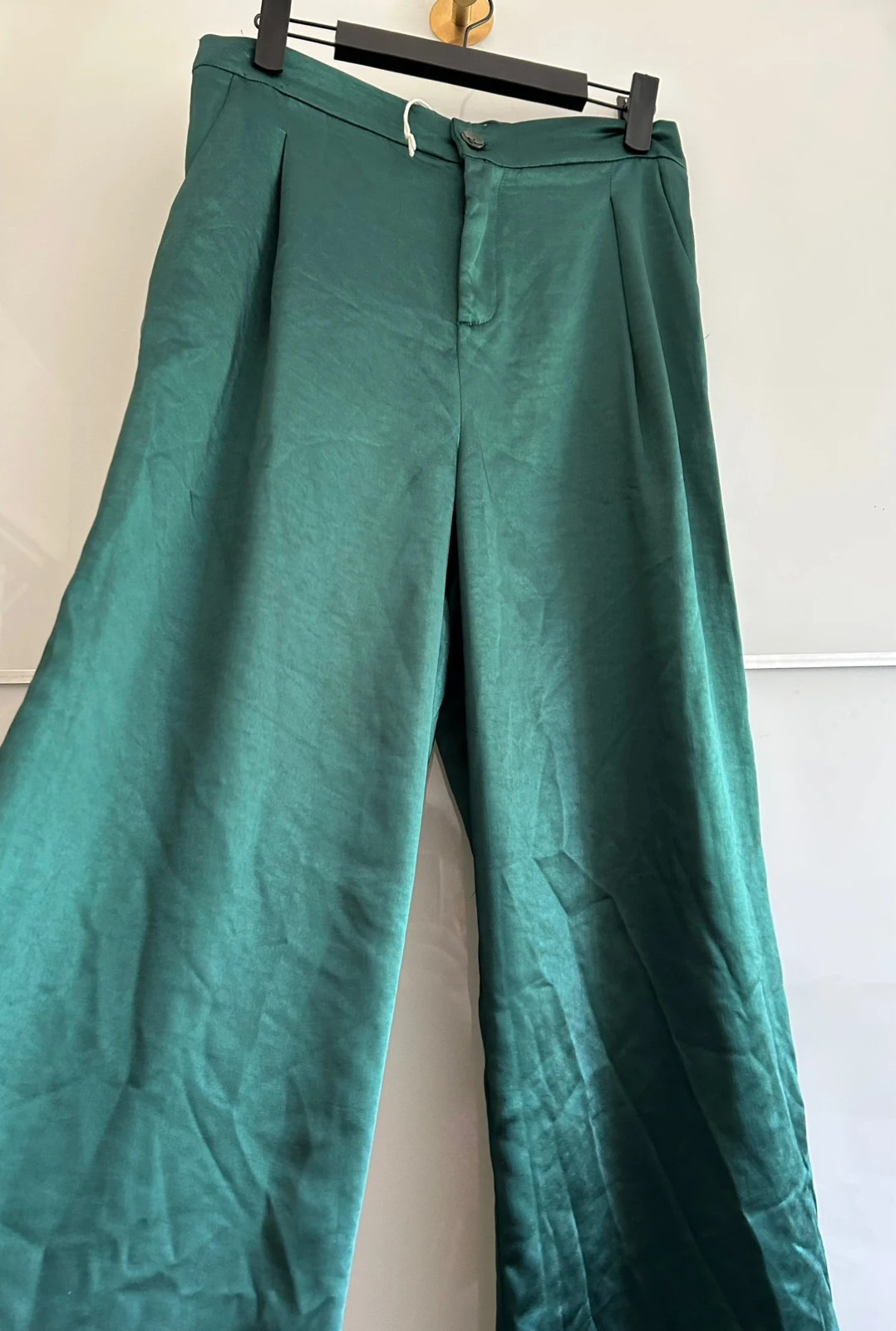 Pantalon satin kaki émeraude jambe large fluide chic tendance luxe Charlior T.M – charlior – taille M / 38 / 10 3
