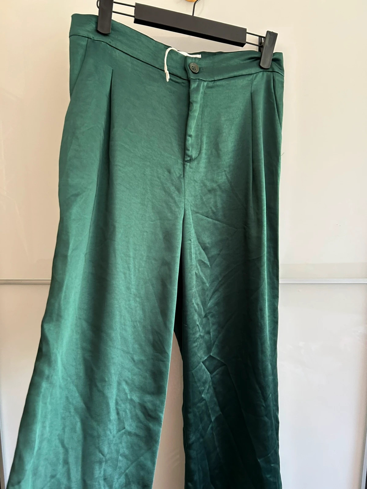 Pantalon satin kaki émeraude jambe large fluide chic tendance luxe Charlior T.M – charlior – taille M / 38 / 10 4